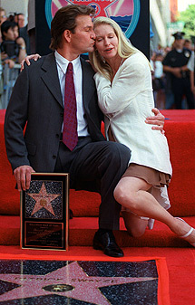 Besando a su mujeran ante su estrella del paseo de la fama de Hollywood, en 1997. | Ap
